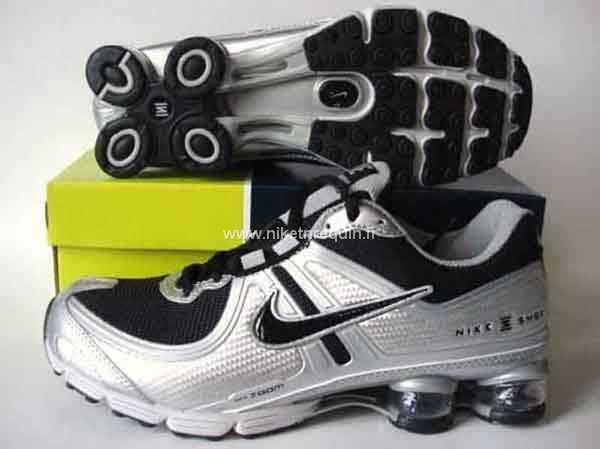 Nike Shox R4 Baskets Argent Noir